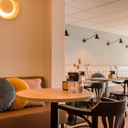 Hotel-Restaurant De Walvisvaarder Hollum  Bagian luar foto